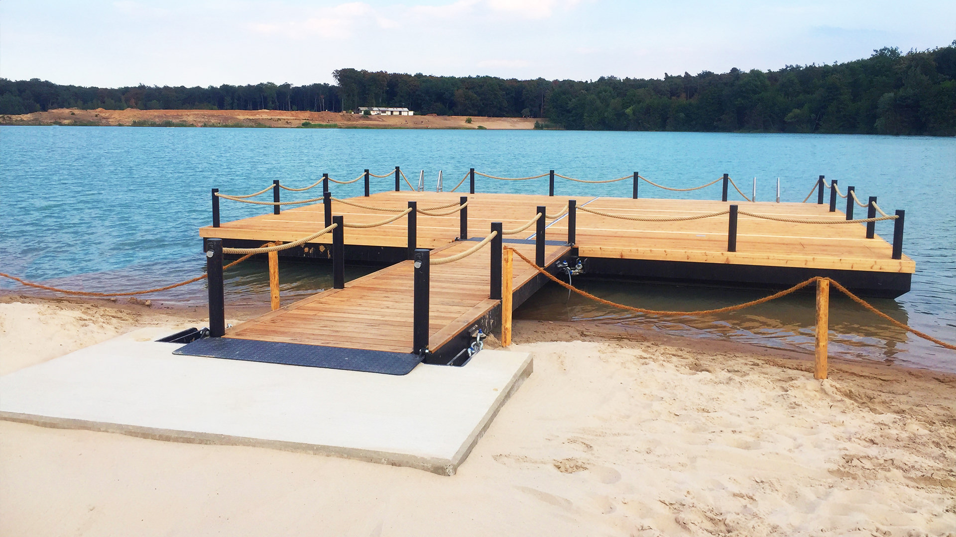 Badeplattform an einem See zur Veranstaltung von Freizeitevents auf dem Wasser