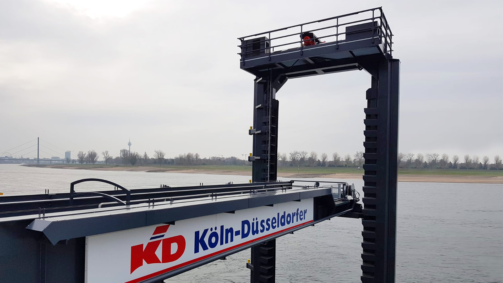 Schiffsanleger für Kabinenschiffe mit Einstellmöglichkeit der Freibordhöhe