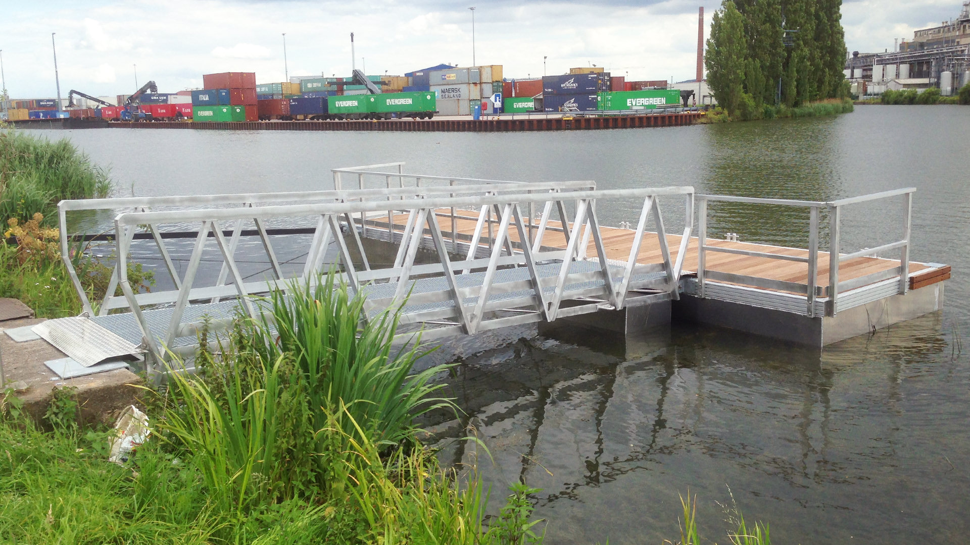 Sportbootwartestelle vor einer Schleuse