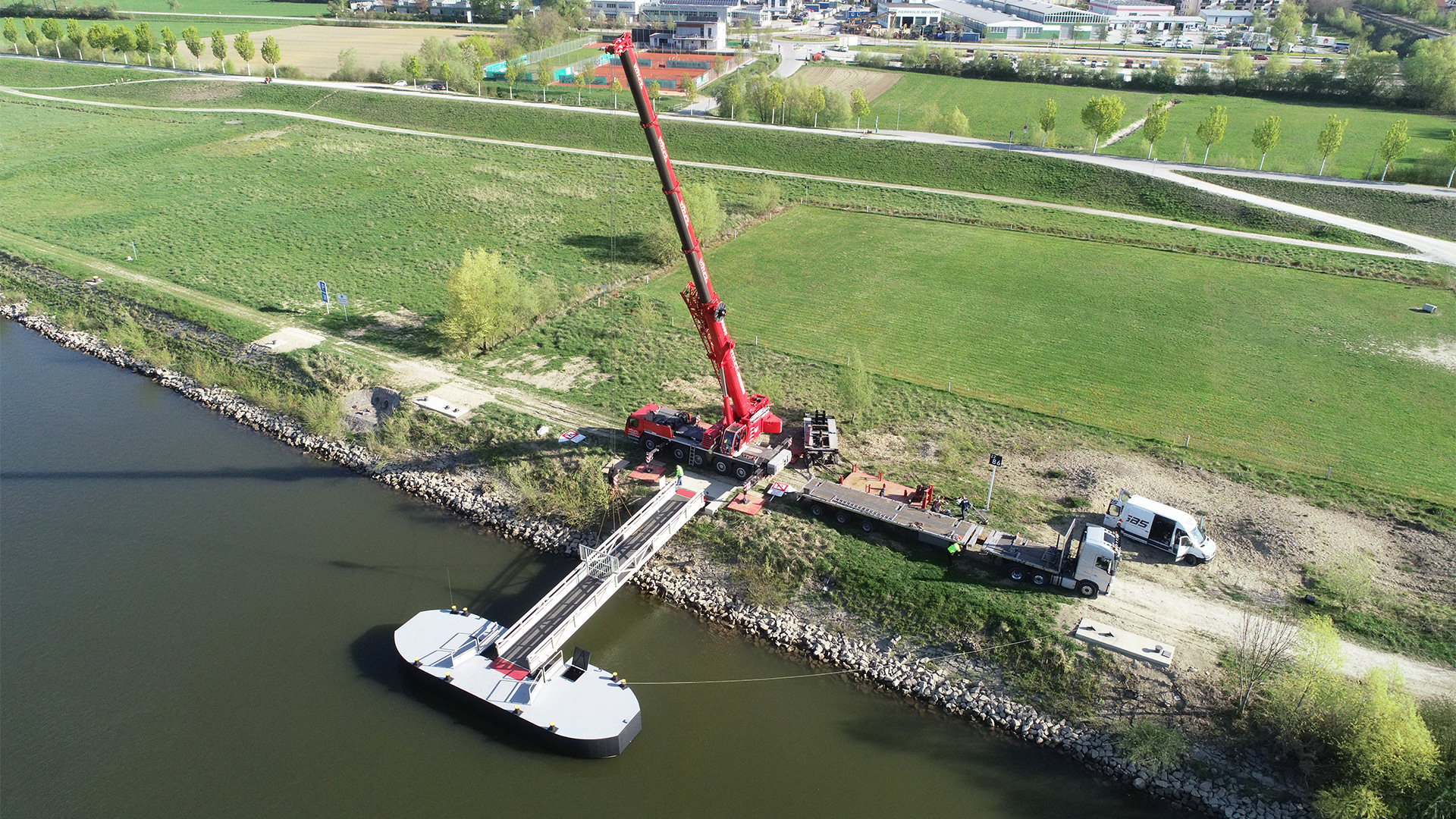 Schiffsanleger an der Donau für zwei Kabinenschiffe nebeneinander